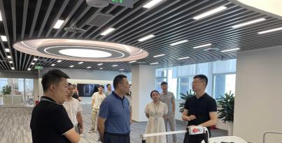 四川省经信厅李强总工程师一行莅临Z6尊龙医疗机器人研究院考察调研